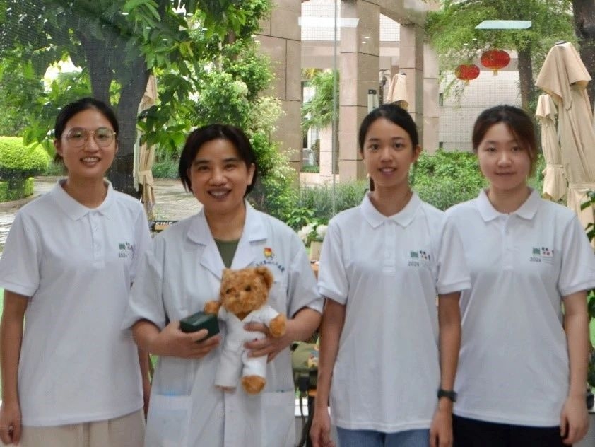 李杰兰主任与采访者合照（左一：采访者吴泳，左二：李杰兰主任，右二：采访者苏子乔，右一：采访者陈雅熙）